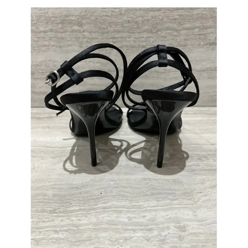 Black strappy sandals from Reiss
Brand new with tag
Size UK 41 / us 10.5 - Picture 2 of 6